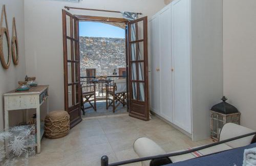 Plaka Apartment | Plaka on the water Ground floor