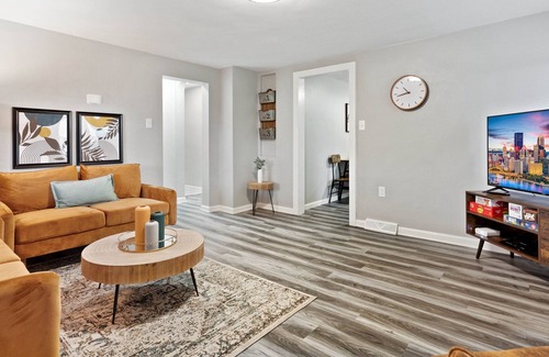 West Mifflin House | Plan your next thrilling city break minutes to kennywod park and sandcastle.