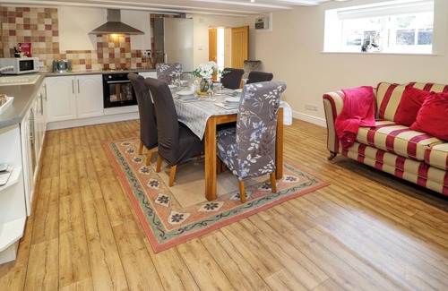 Elim Cottage | PLAS EITHIN, pet friendly, with hot tub in Llanfechell
