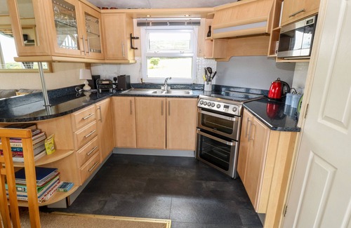 Cylch-Y-Garn Cottage | PLAS TIRION CARAVAN, family friendly, with a garden in Cemaes Bay