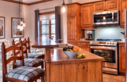 Refuge Du Cerf Condo | Plateau D-Tremblant Ski in/Ski out with Pool