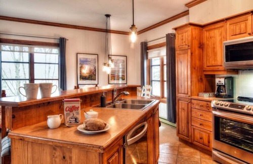 Refuge Du Cerf Condo | Plateau D-Tremblant Ski in/Ski out with Pool