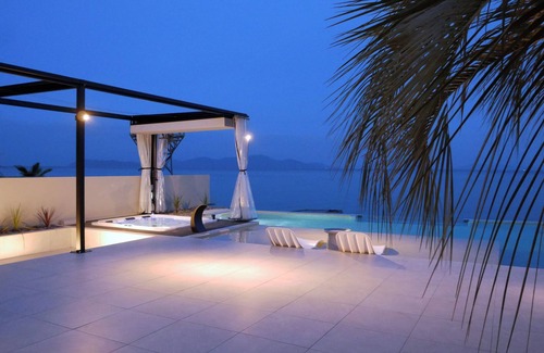 Minami-komatsu Villa | PLATINUM RESORT 1 Villa with Infinity Pool with Private Beach Water Bike Boat unloading available (bring your own) Vacation Rental