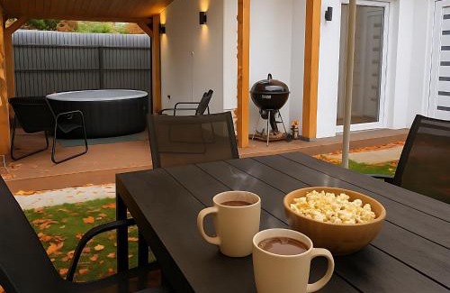Zamardi House | Play and Relax in Lake-Parkside Cozy Family Retreat - Jegenye Cottage