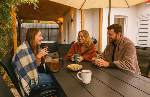 Zamardi House | Play and Relax in Lake-Parkside Cozy Family Retreat - Jegenye Cottage