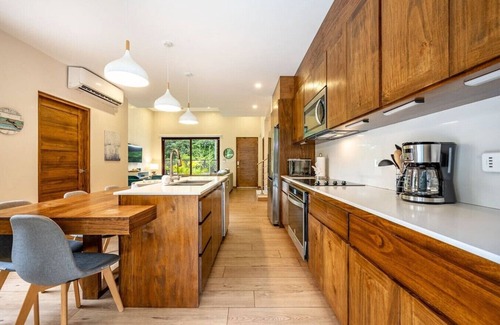 Potrero Ski Chalet | Playa Potrero: Stunning modern 3 Br, 3.5 bath home - Casa Coralis