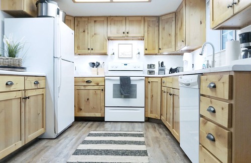 Suncrest House | Playground and Toys! Cozy Townhome for Families