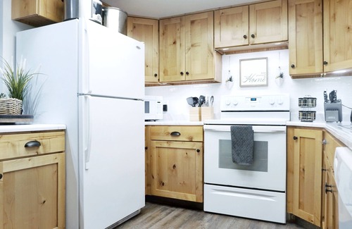 Suncrest House | Playground and Toys! Cozy Townhome for Families