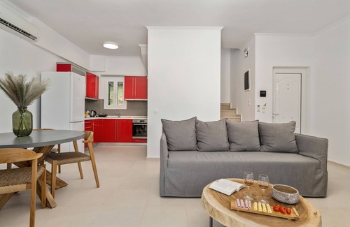 Petriti Villa | Playia Villa II is an Neoclassical villa built on the highest point of Petriti.