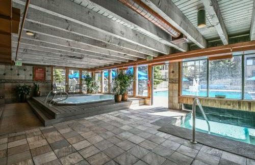 Lakeside Village House | Plaza 1408 by SummitCove Lodging