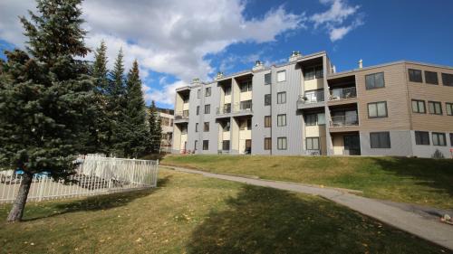 Lakeside Village House | Plaza 1408 by SummitCove Lodging