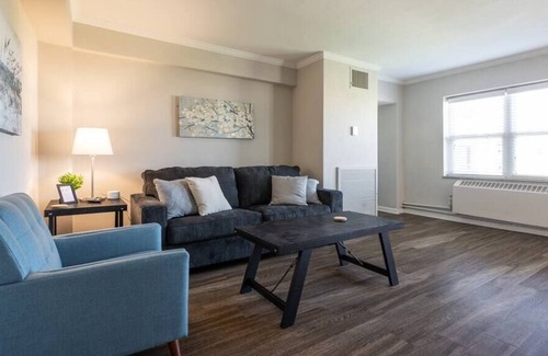Country Club Plaza Area Apartment | Plaza One Bedroom w/Pool&Parking