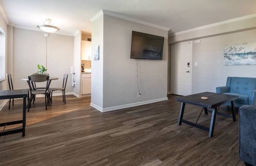 Country Club Plaza Area Apartment | Plaza One Bedroom w/Pool&Parking