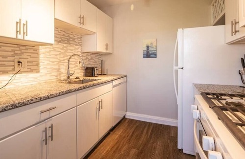 Country Club Plaza Area Apartment | Plaza One Bedroom w/Pool&Parking