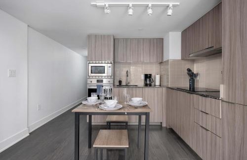 Bay Cloverhill Apartment | Pleasant 1BR Sofa Bed Close to UofT