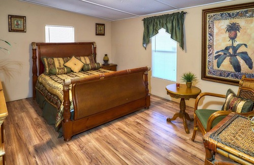 Homosassa House | Pleasant Days Lodging Scallop Room