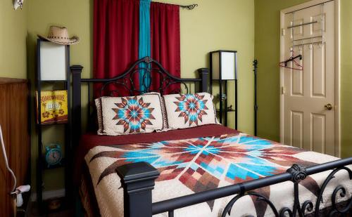 Homosassa House | Pleasant Days Lodging Southwest Cottage