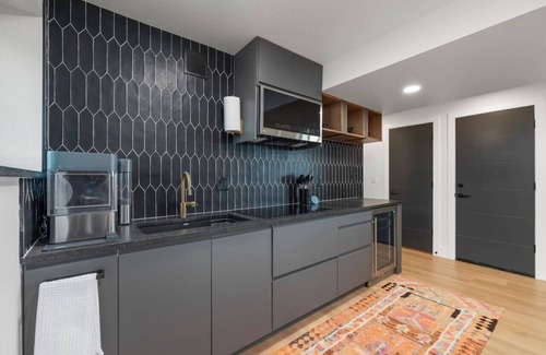 Sandy Condo | Pleasant Hill Nook | Free Massage | Central