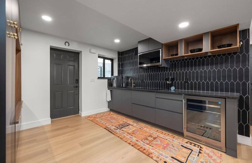 Sandy Condo | Pleasant Hill Nook | Free Massage | Central