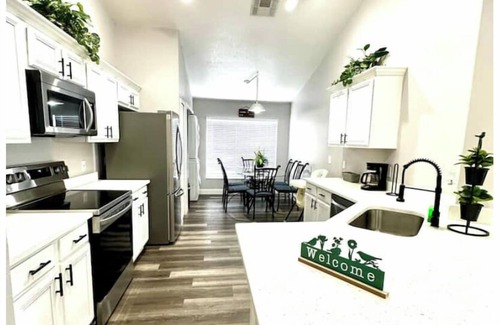 Eagle Pointe South House | Pleasant Home close theme parks