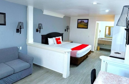 Oakville Hotel | Pleasant Room Close to Sowells BBQ – Pets Welcome, Parking & Pool Included