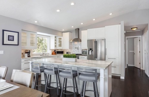 Richfield House | Pleasantly Beautiful Home l Wet Bar l Location