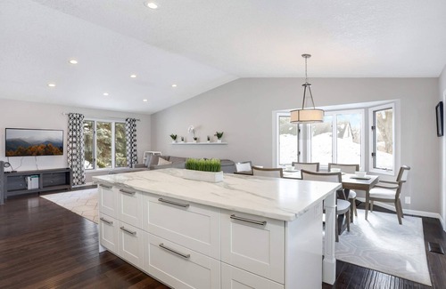 Richfield House | Pleasantly Beautiful Home l Wet Bar l Location