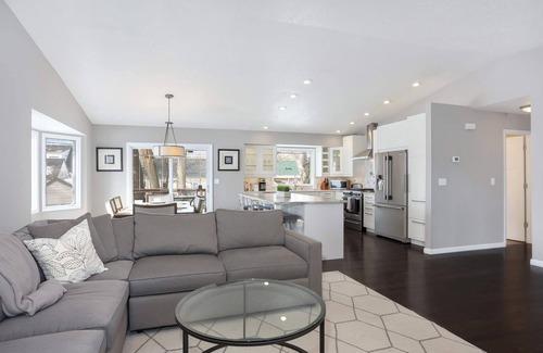Richfield House | Pleasantly Beautiful Home l Wet Bar l Location