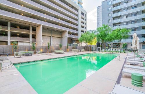Evans Churchill Apartment | Plush 2BD - CDT - Gym, Pool, Parking - Sleep 8