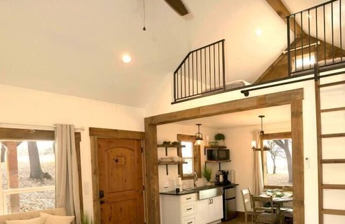 Waco Cabin | Plush Cabin 4 min to Homestead Heritage 18 min to Magnolia