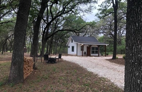 Waco Cabin | Plush Cabin 4 min to Homestead Heritage 18 min to Magnolia