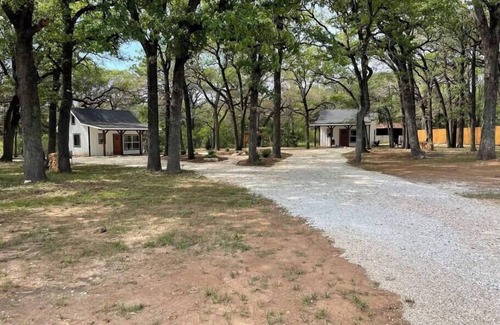Waco Cabin | Plush Cabin 4 min to Homestead Heritage 18 min to Magnolia
