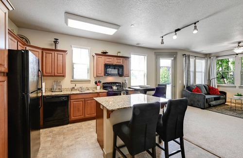 South Jordan Apartment | Plush Cal. King Bed, Hot Tub, Gym, Comfy Bed