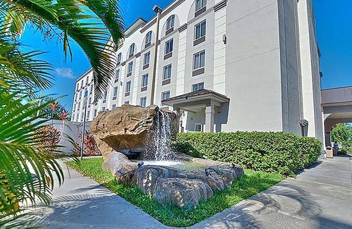Orlando Hotel | Plush Orlando Getaway - Perfect for Theme Park Days | Relaxing Space w/Pool