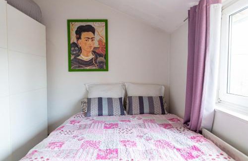 Coldharbour Apartment | Plush Stay for Four in Central Brixton