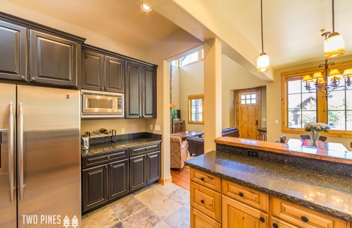 Big Sky House | Plush Townhome! Walk to Music in The Mountains Every Thurs! 15 Min Drive to Reso