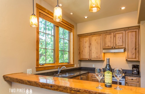 Big Sky House | Plush Townhome! Walk to Music in The Mountains Every Thurs! 15 Min Drive to Reso