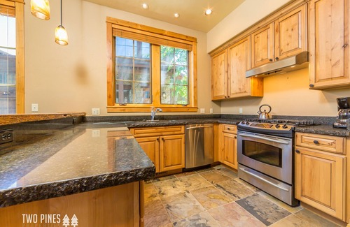 Big Sky House | Plush Townhome! Walk to Music in The Mountains Every Thurs! 15 Min Drive to Reso
