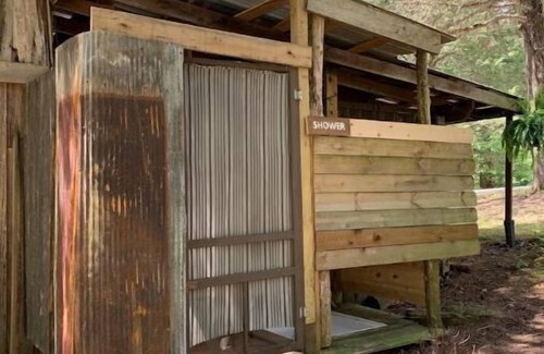 Monticello House | Plush Yome Tucked in the Woods