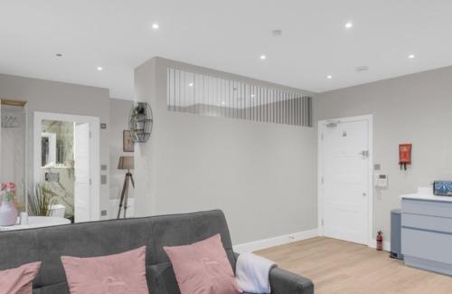 Harrow Apartment | Pluxa Blush - Blush Gem with Private Entrance, Workplace, Harrow Haven