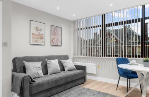 Harrow Apartment | Pluxa Larimar - Spacious Apt with Private Entrance, Workspace & Wi-Fi