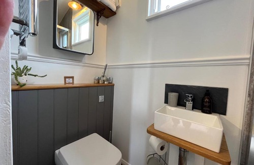 Kippen House | Poachers Hut at Keepers Cottage - Hot Tub & Pizza Oven - Trossachs