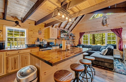 Pocono Lake Ski Chalet | Pocono Chalet with AC, Heating, Fireplace, Firepit, Wi-Fi, Griddle grill, Deck