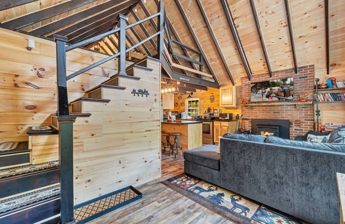 Pocono Lake Ski Chalet | Pocono Chalet with AC, Heating, Fireplace, Firepit, Wi-Fi, Griddle grill, Deck