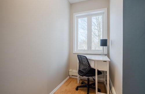 Long Pond House | Pocono Retreat Movies Games Spacious