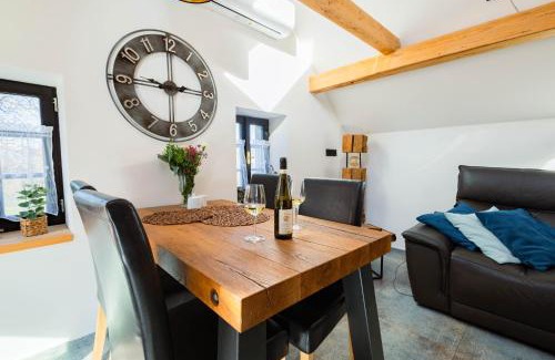 Kunratice u Cvikova Apartment | Podkrovní stylový mezonetový apartmán