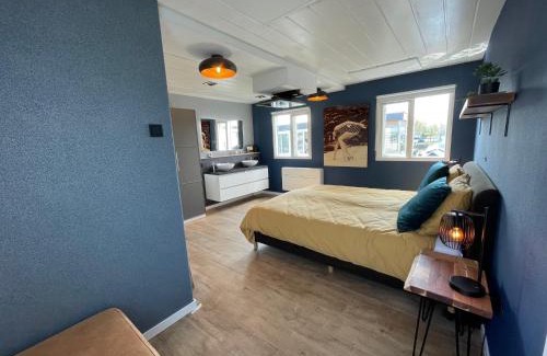Municipality of Aalsmeer Apartment | Poellodge XL, houseboat met whirlpool en sauna