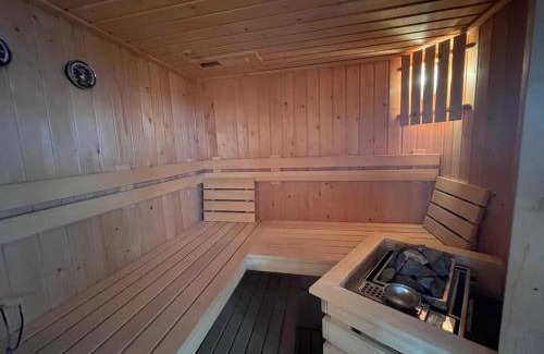 Municipality of Aalsmeer Apartment | Poellodge XL, houseboat met whirlpool en sauna
