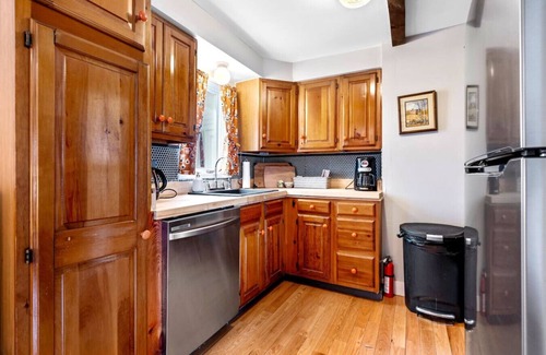 Scarborough Condo | Poet's Nook: Cozy and Private 1BR Apartment