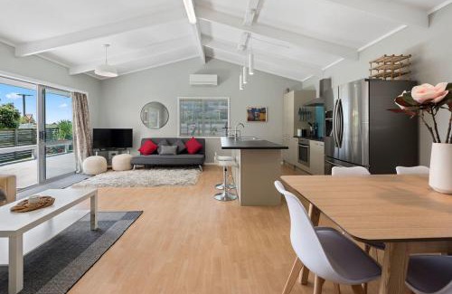 Papamoa Beach House | Pohutukawa Breeze - Papamoa Beach Holiday Home